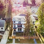3 Story Luxury Cozy Sleek Home