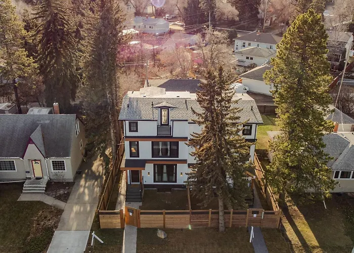 3 Story Luxury Cozy Sleek Home
