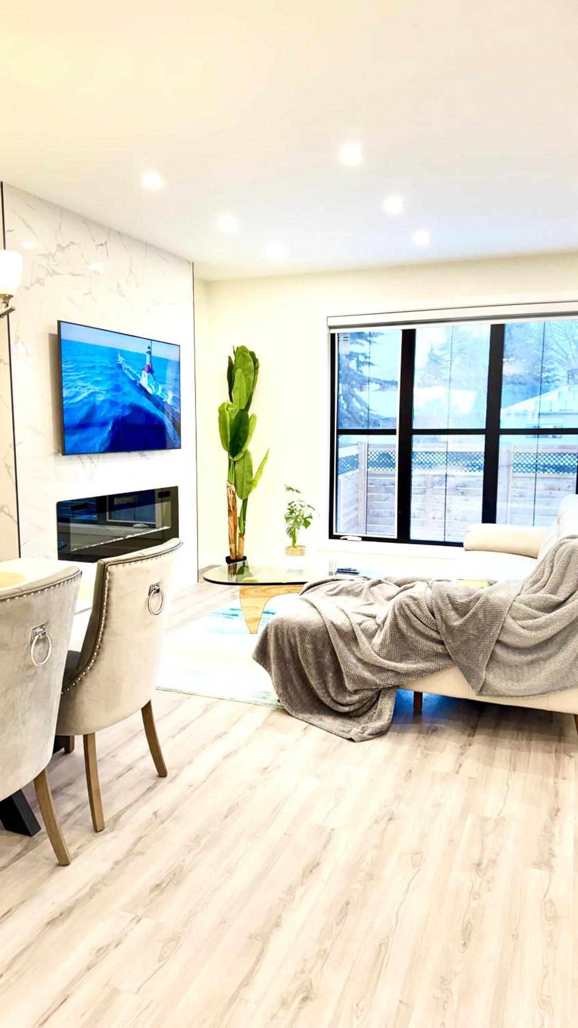 3 Story Luxury Cozy Sleek * Edmonton