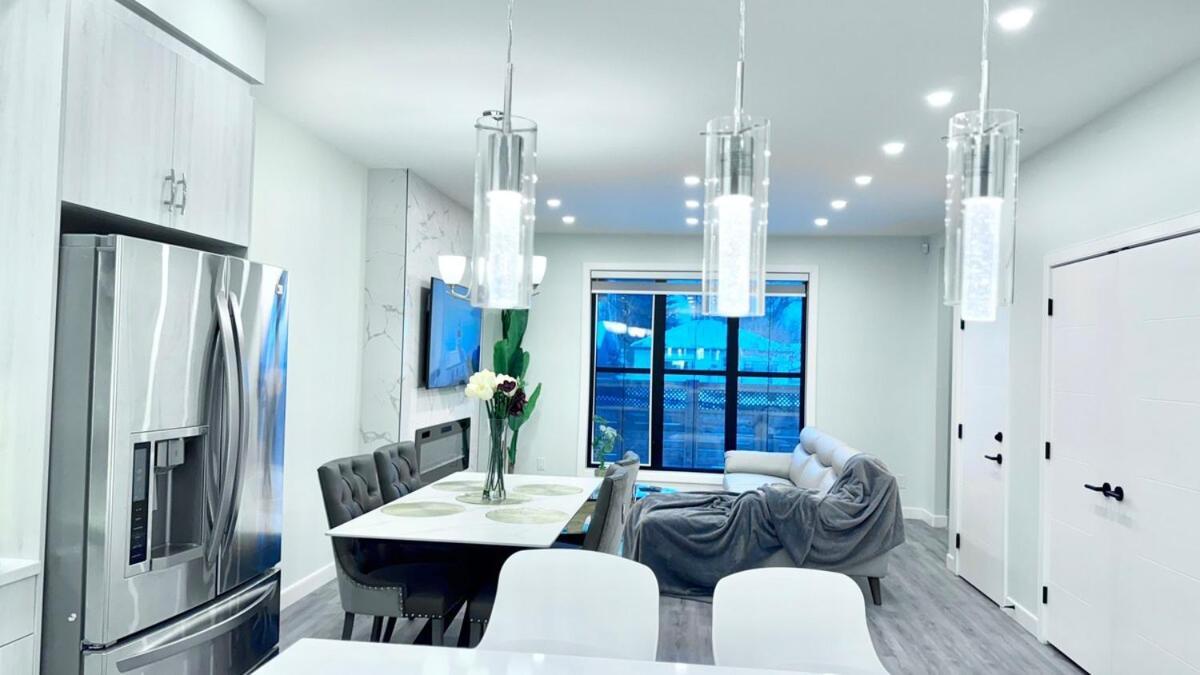 Holiday home 3 Story Luxury Cozy Sleek Edmonton
