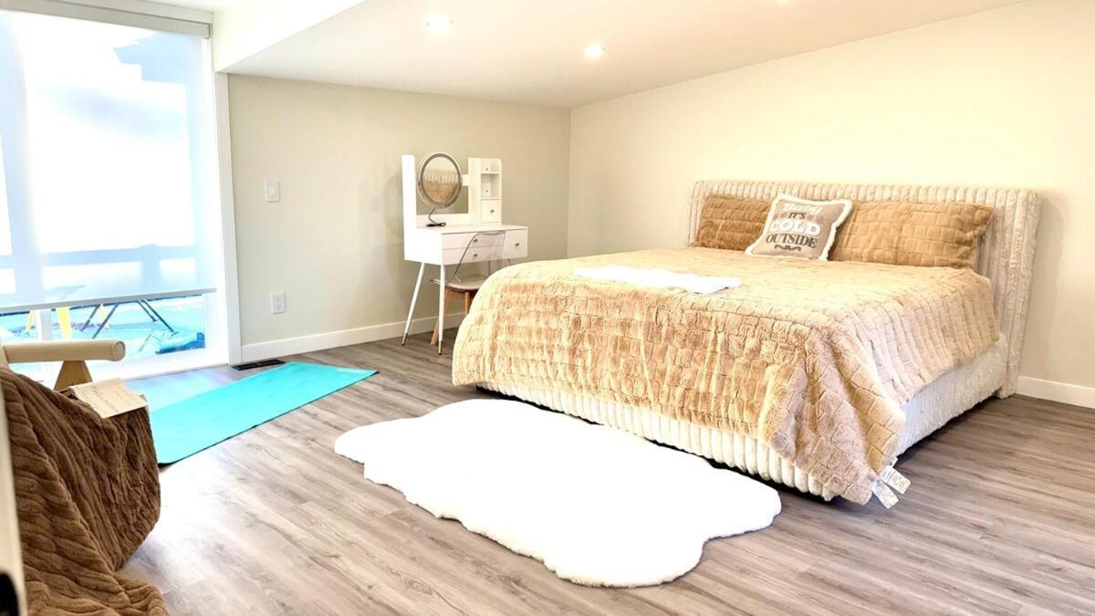 3 Story Luxury Cozy Sleek Edmonton