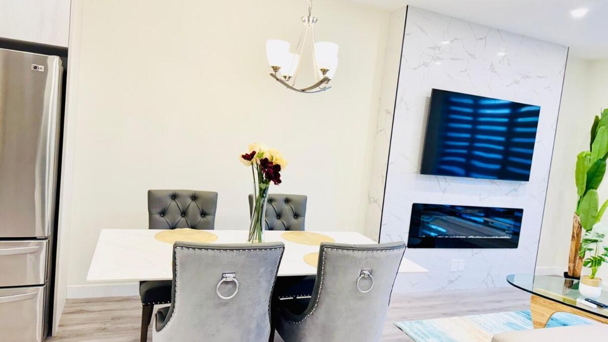 3 Story Luxury Cozy Sleek * Edmonton