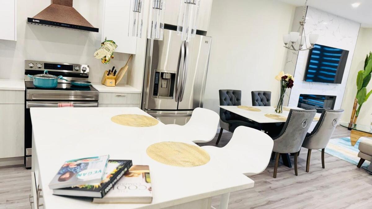 Holiday home 3 Story Luxury Cozy Sleek Edmonton
