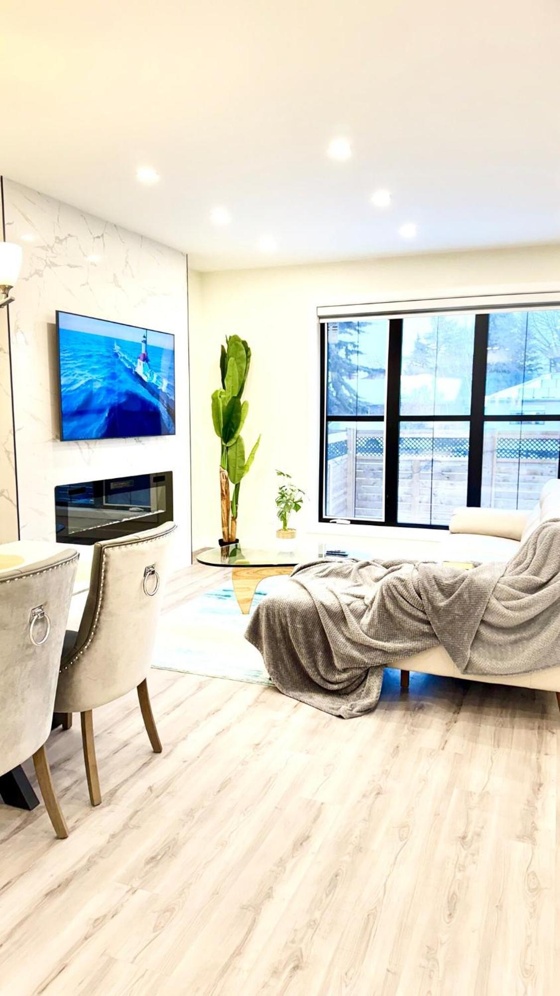 3 Story Luxury Cozy Sleek *
