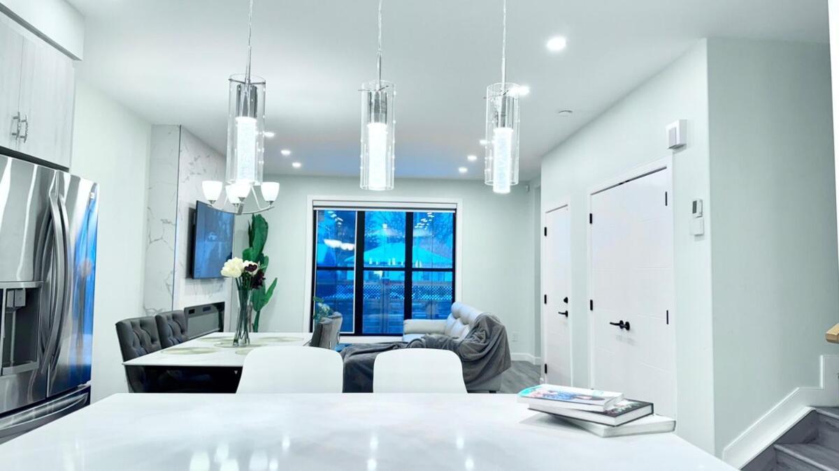 3 Story Luxury Cozy Sleek * Edmonton