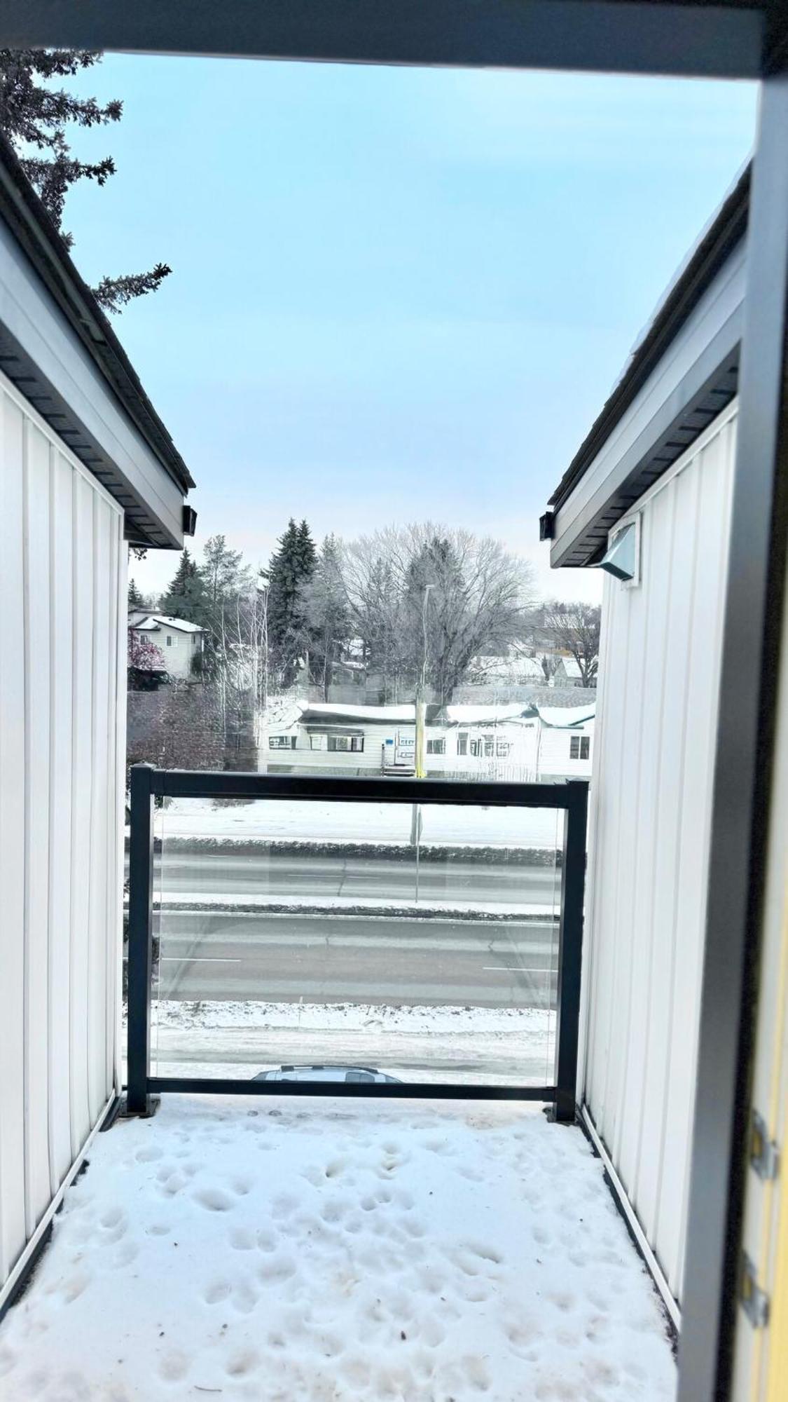 3 Story Luxury Cozy Sleek Edmonton