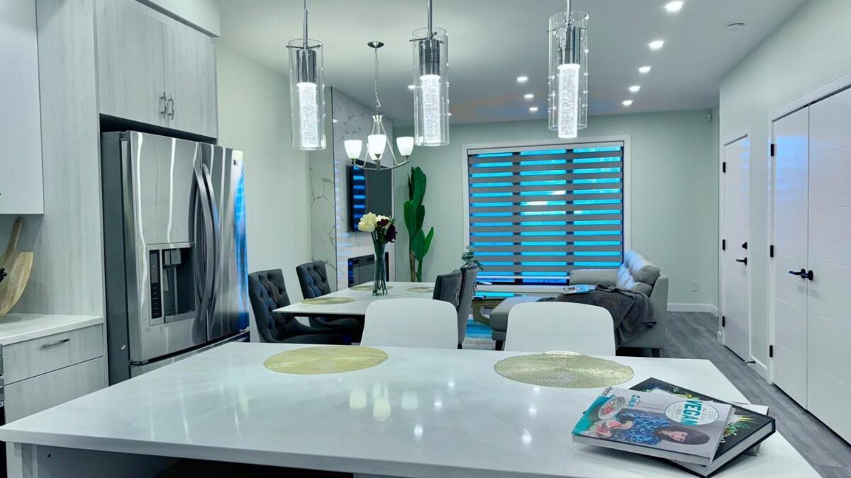 3 Story Luxury Cozy Sleek Holiday home *