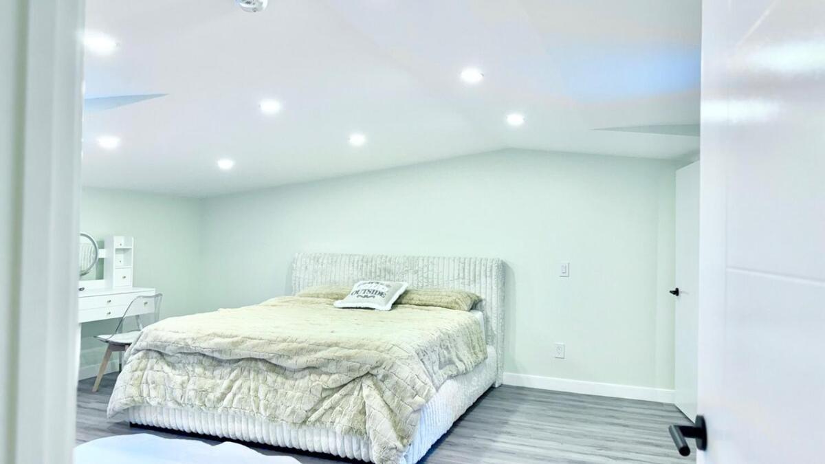 3 Story Luxury Cozy Sleek *