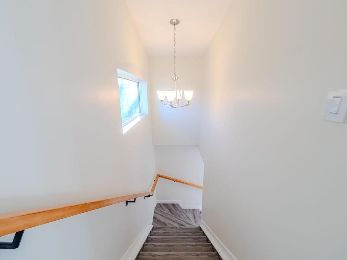 3 Story Luxury Cozy Sleek * Edmonton